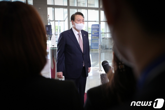 (서울=뉴스1) 안은나 기자 = 윤석열 대통령이 20일 오전 용산 대통령실에서 취재진과 출근길 문답을 하고 있다. 2022.10.20/뉴스1 Copyright (C) 뉴스1. All rights reserved. 무단 전재 및 재배포 금지.