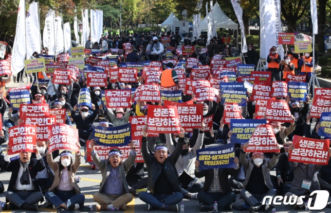 (시흥=뉴스1) 송원영 기자 = 19일 서울 여의도 국회 인근에서 전국 관광업계 종사자들이 '관광산업 생태계복원 전국관광인 총궐기대회' 집회를 하고 있다.   이날 궐기대회에서 참석자들은 손실보상법상 관광업종 추가와 신속보상, 생태계 복원을 위한 정부 지원, 관광인력 재확보 및 인력대란 해소정책 등을 촉구했다.  2022.10.19/뉴스1  Copyright (C) 뉴스1. All rights reserved. 무단 전재 및 재배포 금지.