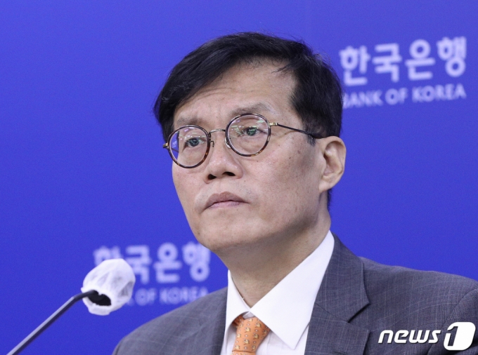 (서울=뉴스1) 신웅수 기자 = 이창용 한국은행 총재가 12일 오전 서울 중구 한국은행에서 열린 기자간담회에서 취재진의 질의를 듣고 있다.  한국은행 금융통화위원회는 이날  기준금리를 0.50%포인트(p) 올리는 &#039;빅스텝&#039;을 결정했다.  이로써 우리나라는 10년 만에 기준금리 3% 시대에 접어들었다. 2022.10.12/뉴스1  Copyright (C) 뉴스1. All rights reserved. 무단 전재 및 재배포 금지.