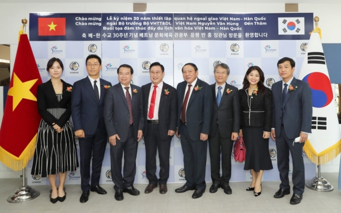 왼쪽부터 완캐비캐 이유진 대표,콘돌 차세영 대표,베트남관광청 하 반 시우 부총국장,주한베트남관광청대표부 리쓰엉깐 관광대사,베트남 문화체육관광부 응우옌 반 흥 장관,주한베트남대사관 응우엔 부 뚱 대사,응우옌 푸엉 화 국제협력국장,레 탄 리엠 법무부 이사. / 사진제공=콘돌