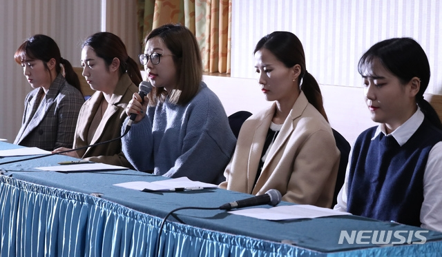 전 컬링 여자 국가대표팀 김경애(왼쪽부터), 김영미, 김선영, 김은정, 김초희가 2018년 11월 15일 오전 서울 올림픽파크텔에서 기자회견을 열고 김경두 전 대한컬링경기연맹 부회장 관련 부당한 처우 등 논란에 대해 입장을 밝히고 있다. /사진=뉴시스