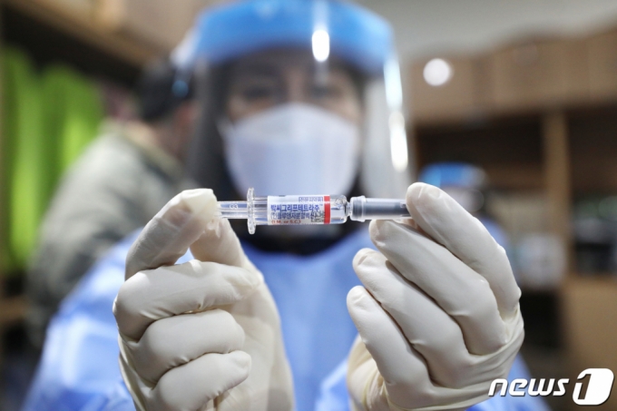 (서울=뉴스1) 임세영 기자 = 18일 오후 서울 중구 봉래동 서울역 다시서기희망지원센터 열린 서울시 노숙인 및 쪽방촌 주민 대상 무료 독감 예방접종 행사에서 의료진이 독감백신을 들어보이고 있다. 글로벌 헬스케어 기업 사노피는 노숙인 및 쪽방촌 주민 등 주거 취약계층 2,500여 명의 건강한 겨울나기를 위해 내년 1월까지 무료 독감 예방접종을 실시한다. 2022.10.18/뉴스1 Copyright (C) 뉴스1. All rights reserved. 무단 전재 및 재배포 금지.