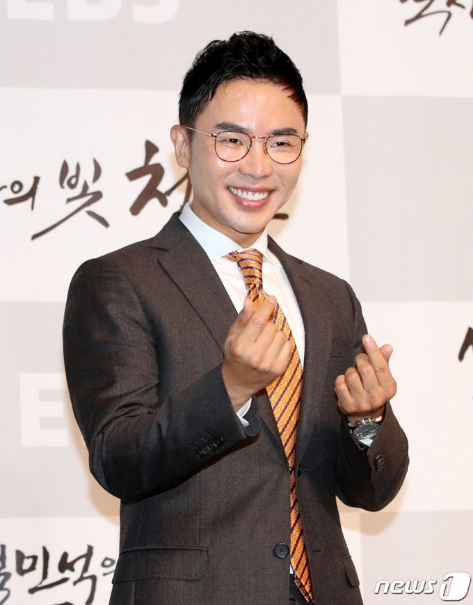 설민석 작가가 2019년 10월 23일 오전 서울 베스트웨스턴프리미어 서울가든호텔에서 열린 EBS 역사 다큐멘터리 &#039;역사의 빛, 청년&#039;, &#039;설민석의 독도路&#039; 기자 간담회에 참석해 포즈를 취하고 있다./사진=뉴스1   