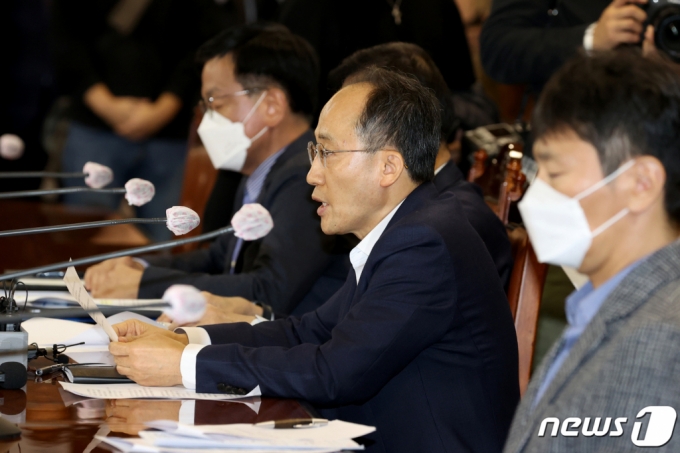 (서울=뉴스1) 이광호 기자 = 추경호 경제부총리 겸 기획재정부장관이 23일 서울 중구 명동 은행회관에서 비상 거시경제금융회의를 마친뒤 취재진의 질문에 답하고 있다. 2022.10.23/뉴스1 Copyright (C) 뉴스1. All rights reserved. 무단 전재 및 재배포 금지.