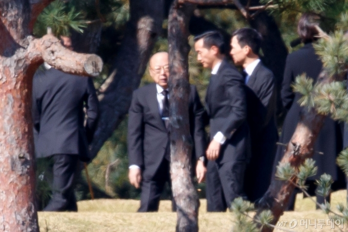 [사진]김승연 회장, 아들과 함께 이건희 회장 2주기 참석