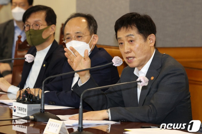 (서울=뉴스1) 이광호 기자 = 김주현 금융위원장이 23일 서울 중구 명동 은행회관에서 비상 거시경제금융회의를 마친뒤 취재진의 질문에 답하고 있다. 2022.10.23/뉴스1 Copyright (C) 뉴스1. All rights reserved. 무단 전재 및 재배포 금지.