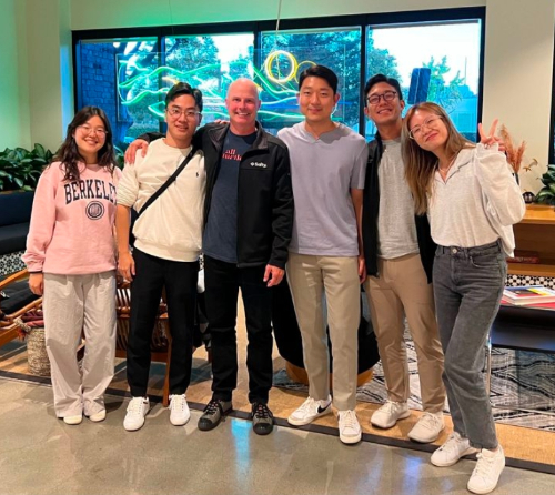 트로이 말론 전략고문(왼쪽 세 번쨰)과 비즈니스캔버스 멤버들 