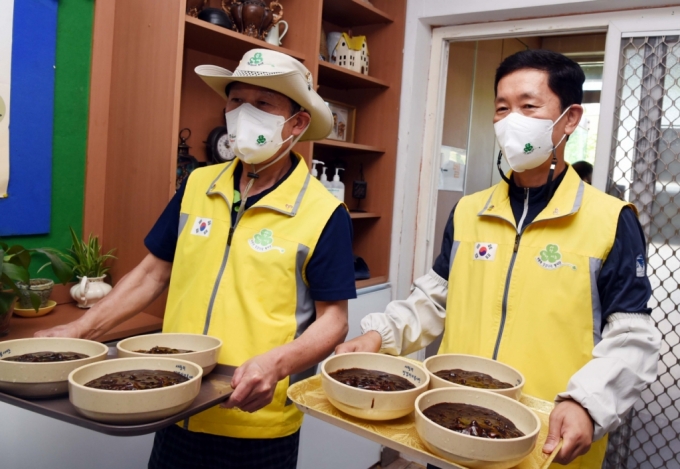 19년째 매주 수요일마다 푸드트럭을 운영하며 어려운 이웃들에게 짜장면 급식 봉사봉사를 이어온  이수영 씨(61, 왼쪽)와 이정표 경감(57, 오른쪽)/사진제공=LG복지재단