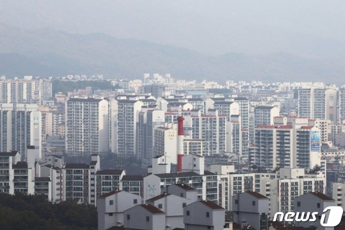 23일 서울 강북구 북서울꿈의숲에서 바라본 도봉구 아파트 단지 모습. 지난 21일 한국부동산원에 따르면 이번 주(17일 기준) 서울 아파트 매매수급지수는 전주(76.9)보다 하락한 76.0을 기록하며 5월 첫 번째 주(91.1) 이후 24주 연속 하락했다. 매매수급지수가 기준선인 '100'보다 낮을수록 시장에 집을 사려는 사람보다 팔려는 사람이 많다는 것을 의미한다.2022.10.23/뉴스1