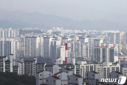 23일 서울 강북구 북서울꿈의숲에서 바라본 도봉구 아파트 단지 모습. 지난 21일 한국부동산원에 따르면 이번 주(17일 기준) 서울 아파트 매매수급지수는 전주(76.9)보다 하락한 76.0을 기록하며 5월 첫 번째 주(91.1) 이후 24주 연속 하락했다. 매매수급지수가 기준선인 '100'보다 낮을수록 시장에 집을 사려는 사람보다 팔려는 사람이 많다는 것을 의미한다.2022.10.23/뉴스1 