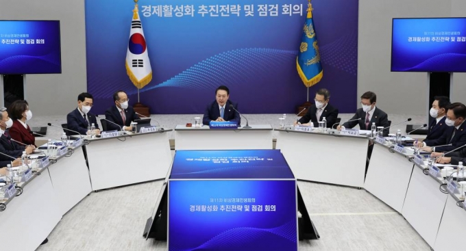 윤석열 대통령이 27일 오후 서울 용산 대통령실 청사에서 열린 제11차 비상경제민생회의에서 발언하고 있다./사진=대통령실통신사진기자단