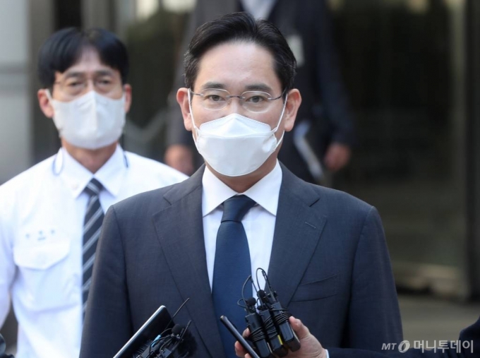 27일 이사회 의결을 통해 공식적으로 회장 자리에 오른 이재용 삼성전자 회장이 이날 서초동 서울중앙지방법원에서 열린 공판을 마친 뒤 소감을 밝히고 있다. 이 회장은 취임 소감을 묻는 질문에 "제 어깨가 많이 무거워졌다"라며 "많은 국민들의 응원 부탁드린다"라고 말했다. /사진=홍봉진 기자 honggga@