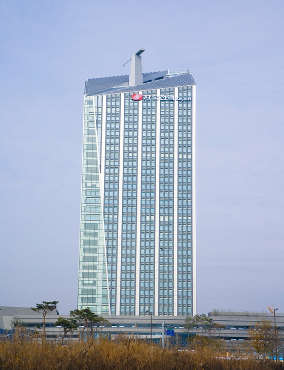 한국전력은 본사의 나주이전을 성공적으로 완료하고 내달 1일 부터 본격적인 나주 시대를 연다고 밝혔다. 1986년부터 28년간 이어온 삼성동 시대를 마감하고, 본사 인력 1531명이 옮겨가는 한전 본사 이전은 지방으로 이전하는 공공기관중 최대 규모이다. 사진은 한국전력 나주 본사 사옥. (한국전력 제공)/사진=뉴스1