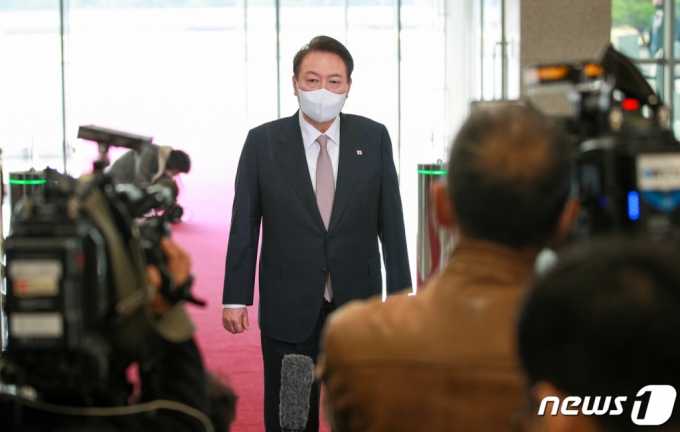 윤석열 대통령이 28일 오전 용산 대통령실에서 취재진과 출근길 문답(도어스테핑)을 하고 있다. /사진=뉴스1