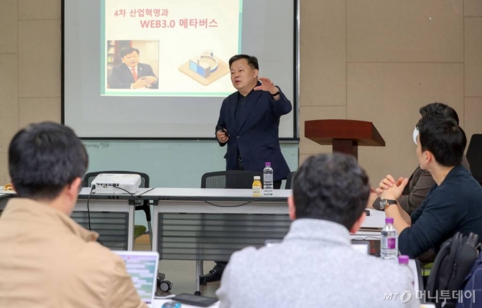 박인규(가운데) 갤럭시코퍼레이션 최고경험책임자가 27일 서울 종로구 머니투데이에서 제6회 유니콘팩토리 스타트업 네트워킹 세미나를 하고 있다. /사진=이기범 기자 leekb@