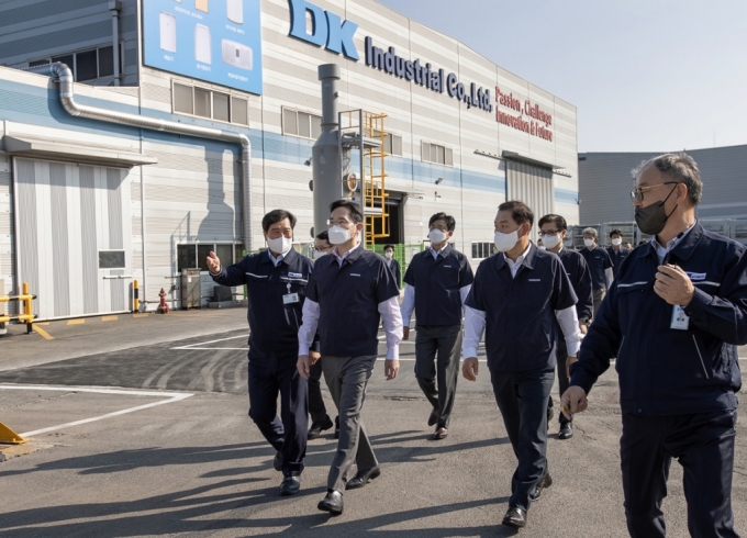 28일 이재용 삼성전자 회장이 광주광역시에 위치한 삼성전자 협력회사 '디케이'를 방문했다/사진제공=삼성전자