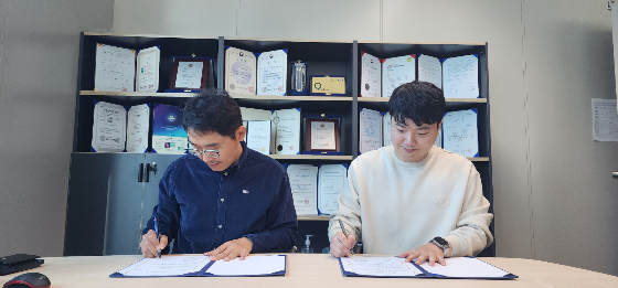 (사진 왼쪽부터)신정훈 에듀템 대표와 이광헌 한컴지니케이 대표가 MOU를 체결 중이다/사진제공=에듀템