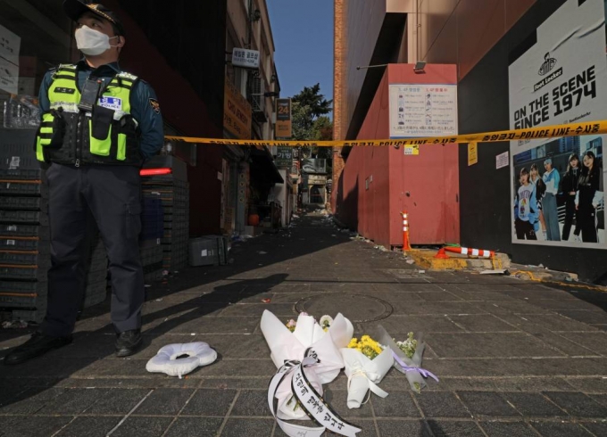 30일 오후 서울 용산구 이태원 압사 사고 현장에 시민들이 놓고간 근조화가 놓여 있다./사진=뉴시스