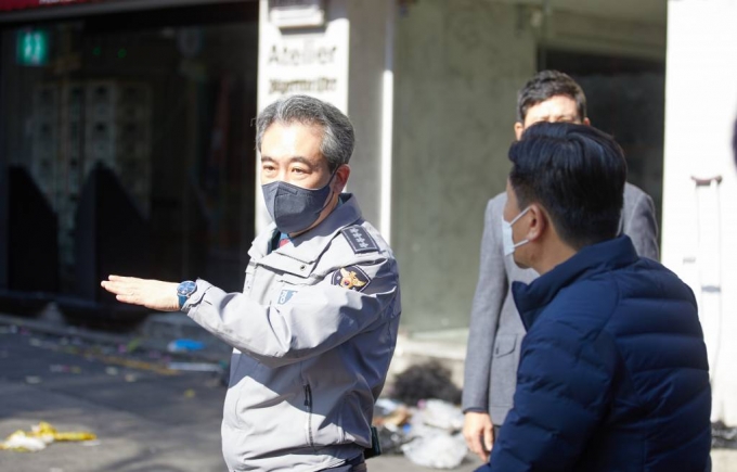 윤희근 경찰청장이 30일 서울 용산구 이태원 압사 사고 현장을 찾아 둘러보고 있다./사진=경찰청 제공