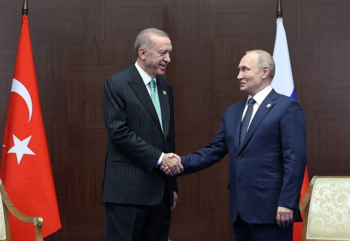 레제프 타이이프 에르도안  튀르키예(터키) 대통령(왼쪽)과 블라디미르 푸틴 러시아 대통령이 10월 13일(현지시간)  카자흐스탄 수도 아스타나에서 열린 아시아 교류 및 신뢰 구축 회의(CICA) 제6차 정상회의에서 만나 악수를 하고 있다. /AFPBBNews=뉴스1