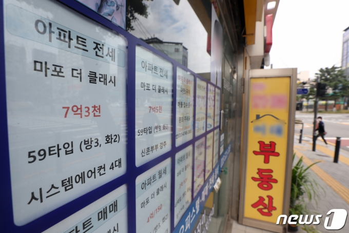 (서울=뉴스1) 황기선 기자 = 16일 서울시내 한 공인중개사 사무소에 매물 전단이 붙어있다. 2022.10.16/뉴스1 Copyright (C) 뉴스1. All rights reserved. 무단 전재 및 재배포 금지.