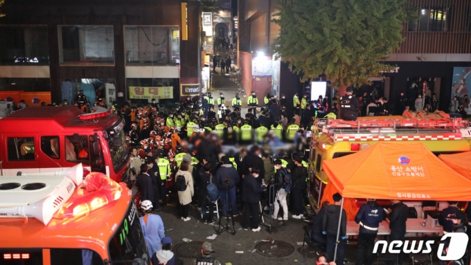지난 29일 밤 서울 용산구 이태원 한복판에서 심정지 환자가 대규모로 발생했다. 3년 만에 첫 '야외 노마스크' 핼러윈을 맞아 인파가 몰리면서 대규모 압사사고가 일어난 것으로 추정된다. 소방청은 이날 오후 11시13분 이태원에서 압사 추정 사고가 발생함에 따라 대응 3단계로 격상한다고 밝혔다. 사진은 30일 사고가 발생한 서울 용산구 이태원 사고현장에서 경찰 및 소방구급 대원들이 현장을 수습하고 있는 모습. /사진=뉴스1
