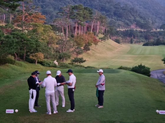 ▲오전 6시 3분, 첫 티샷을 앞둔 1조 참가자들이 진행요원에게 설명을 듣고 있다./사진= 임윤희 기자