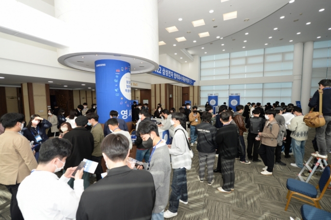 2일 서울 양재동 aT센터에서 열린 '2022 삼성전자 협력회사 채용박람회'가 구직자들로 붐비고 있다./사진제공=삼성전자