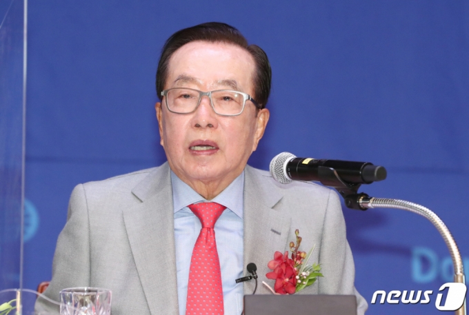 (대전=뉴스1) 김기태 기자 = 16일 오전 대전 유성구 한국과학기술원(KAIST) 학술문화관 정근모콘퍼런스홀에서 열린 동원그룹 김재철 명예회장 AI 발전기금 기부 약정식에서 김재철 동원그룹 명예회장이 인사말을 하고 있다. 김 명예회장은 향후 10년간 연차별 계획에 따라 국내 인공지능(AI) 분야 인재 육성을 위해 500억원을 기부하기로 했다. 2020.12.16/뉴스1