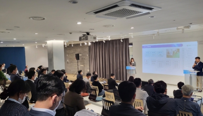 지난 1일 코엑스 스타트업 브랜치에서 개최된 &#039;2022 Kodit Open IR&#039;에서 신보 투자기업 대표가 기업 소개(IR)을 하고 있다./사진제공=신용보증기금