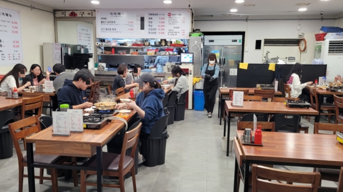 2일 오후 1시쯤 서울 영등포구 여의도동 직장가의 한 식당. 이 식당을 운영하는 E씨(52)는 국가애도기간이 선포된 지난달 30일 이후 31일과 1일 매출이 20% 가량 줄었다고 말했다./사진=김도균 기자 