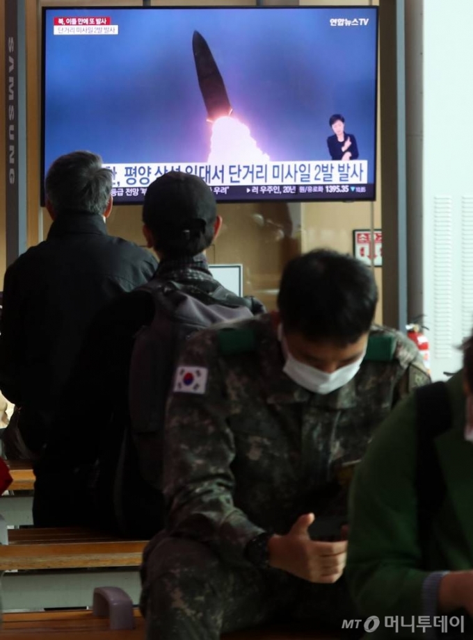 북한이 일본 상공을 넘어가는 탄도미사일에 이어 이틀만에 다시 동해상으로 단거리 탄도미사일을 발사한 6일 서울역 대합실에서 시민들이 북한 미사일 관련 뉴스를 시청하고 있다. /사진=김휘선 기자 hwijpg@