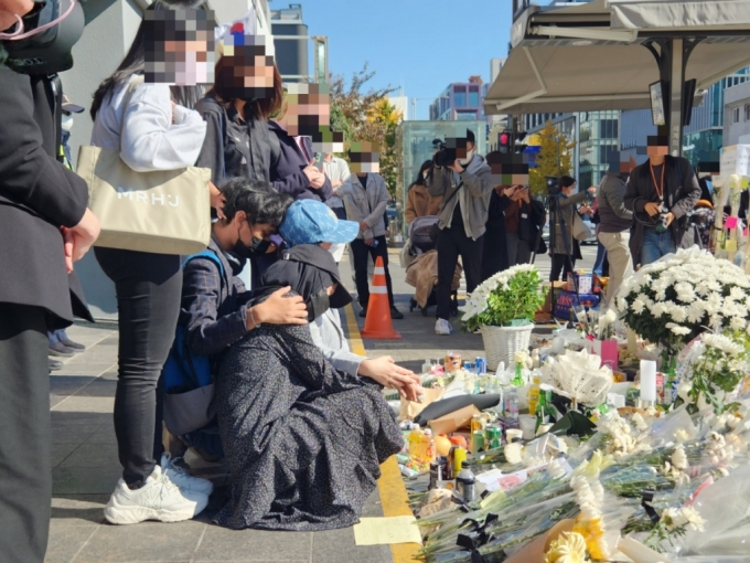 2일 오후 1시쯤 서울 이태원역 1번 출구에 마련된 추모공간에 사고 사망자 유족으로 보이는 이들이 바닥에 앉아 울고 있다./사진=박상곤 기자.