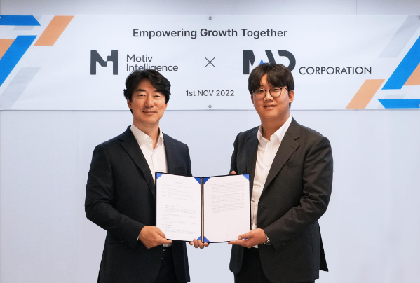 양준모 모티브인텔리전스 대표(왼쪽)와 신호철 매드코퍼레이션 대표가 기념 촬영을 하고 있다. /사진=모티브인텔리전스 