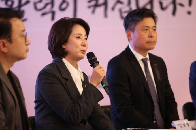 이영(가운데) 중소벤처기업부 장관이 4일 서울 강남구 팁스타운에서 열린 '역동적 벤처투자 생태계 조성 방안' 간담회에서 벤처투자 활성화 방안을 발표하고 있다. /사진제공=중소벤처기업부