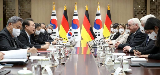 윤석열 대통령이 4일 서울 용산 대통령실 청사에서 프랑크 발터 슈타인마이어 독일 대통령과 한독 정상회담을 하고 있다. /사진=뉴시스