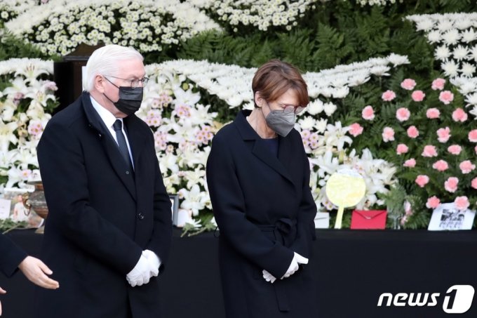 프랑크 발터 슈타인마이어 독일 대통령과 부인 엘케 뷔덴벤더 여사가 4일 오전 서울광장에 마련된 이태원 사고 사망자 합동분향소를 찾아 조문하고 있다. /사진=뉴스1