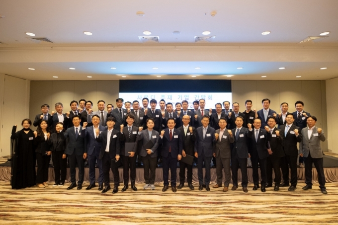 사우디 주재 기업 간담회, 원팀코리아 발대식에서 원희룡 국토교통부 장관(앞줄 가운데)과 대표단들이 단체사진을 촬영하고 있다. /사진제공=국토부