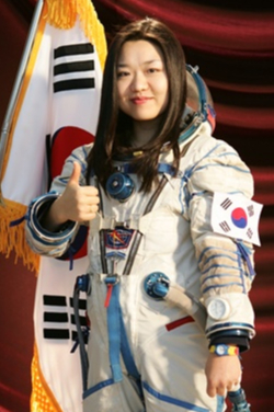 한국인 최초 우주비행사였던 이소연 전 한국항공우주연구원 박사. 일본인 최초 우주비행사였던 모리 마모루 일본과학관협회장과는 상반된 길을 걷고 있다. 그는 2008년 우주여행 이후 지구로 돌아왔고, 2012년 항우연 퇴사 이후 돌연 미국행 유학길을 떠났다. / 사진=한국항공우주연구원