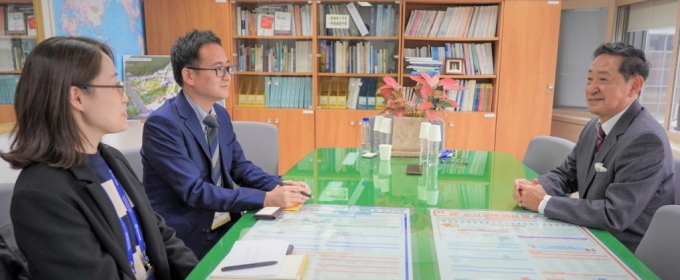 왼쪽부터 시계방향으로 김상은 주한일본대사관 직원, 타무라 테츠유키(田村 哲之) 주한일본대사관 과학관(1등서기관), 모리 마모루(毛利衛) 일본과학관협회장. 이들은 일본 유인 우주비행 현황을 논의하고, 본지와 한국 우주개발 방향과 관련한 다양한 이야기를 나눴다. / 사진=국립중앙과학관