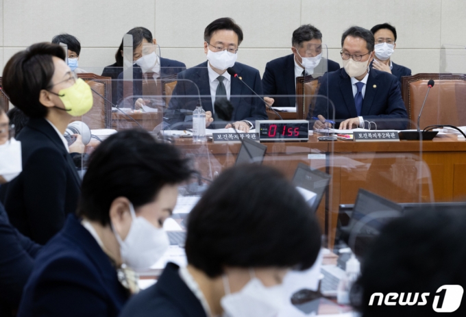 (서울=뉴스1) 이재명 기자 = 조규홍 보건복지부 장관이 7일 오전 서울 여의도 국회에서 열린 제400회 국회(정기회) 제9차 보건복지위원회 전체회의에서 의원 질의에 답변하고 있다. 2022.11.7/뉴스1 Copyright (C) 뉴스1. All rights reserved. 무단 전재 및 재배포 금지.