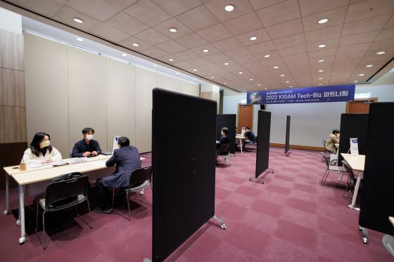 '테크비즈(Tech-Biz) 파트너링' 행사 기술상담코너에서 민간 기업 대표들이 연구자들과 대화를 나누고 있다/사진=지질자원연
