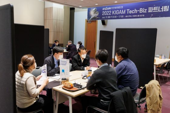 '테크비즈(Tech-Biz) 파트너링' 행사 기술상담코너에서 민간 기업 대표들이 연구자들과 대화를 나누고 있다/사진=지질자원연