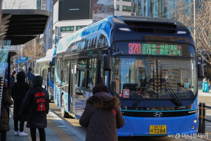 친환경 수소버스가 2020년 12월 서울 도심 일대에서 운행되고 있다. 서울시는 이날부터 시내버스 정규노선 370번(강동공영차고지~충정로역)에 수소버스를 도입해 이날부터 운행을 시작하며, 2025년까지 수소버스를 1000대 수준으로 늘리고 11개소 수소충전소를 구축할 예정이다. /사진=이기범 기자 leekb@