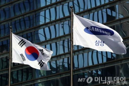 외국인 삼성전자에 2조 '몰빵'...돌아온 6만전자, 개미는 '팔자' - 머니투데이
