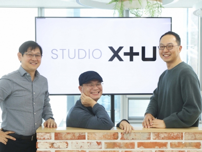 (왼쪽부터) 이덕재 CCO, 신정수 콘텐츠제작센터장, 이상진 콘텐츠IP사업담당이 새로운 조직인 스튜디오X+U를 소개하는 모습. /사진=LG유플러스