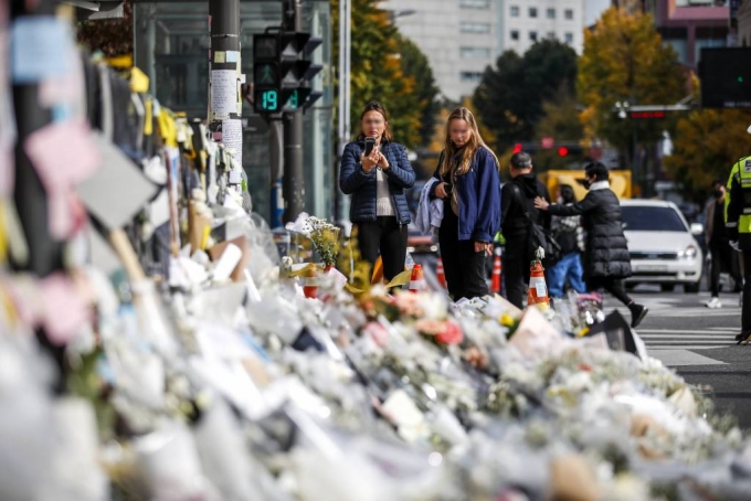 [서울=뉴시스] 정병혁 기자 = 7일 오전 서울 용산구 이태원역에 마련된 추모공간을 찾은 시민들이 추모하고 있다. 2022.11.07.