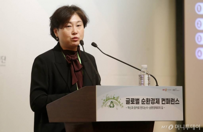 김지언 주식회사 아코플레닝 대표이사가 9일 서울 중구 웨스틴조선 서울호텔에서 열린 머니투데이와 한국환경연구원(KEI) 주최 '글로벌 순환경제 컨퍼런스'에서 '순환경제-스타트업의 경쟁력과 과제'를 주제로 발표를 하고 있다. /사진=김휘선 기자 hwijpg@