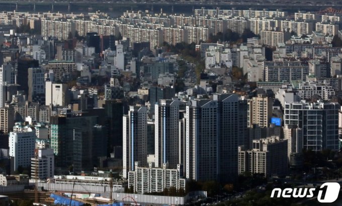(서울=뉴스1) 송원영 기자 = 지난달 서울 아파트 매매량은 한 달 만에 역대 최저치를 새로 썼고, 미분양은 한 달 사이 27% 증가한 것으로 나타났다. 금리 인상과 집값 하락 우려로 주택 시장이 꽁꽁 얼어붙고 있다.   31일 국토교통부의 &#039;9월 주택통계&#039;에 따르면 올해 들어 9월까지 전국의 주택 매매량(누계)은 41만7794건으로 전년 동기 대비 49% 감소했다. 9월 한 달간 주택 거래량은 3만2403건으로 1년 전보다 60.3% 줄었다.  사진은 이날 서울 송파구 롯데월드타워 전망대 서울스카이에서 바라본 아파트 단지 모습. 2022.10.31/뉴스1  Copyright (C) 뉴스1. All rights reserved. 무단 전재 및 재배포 금지.