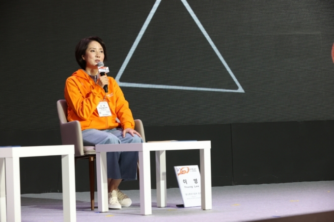이영 중소벤처기업부 장관이 9일 서울 중구 동대문디자인플라자(DDP)에서 열린 ‘컴업2022’ ‘파이어사이드챗(담화)’시간에 인사말을 하고 있다. /사진=중소벤처기업부